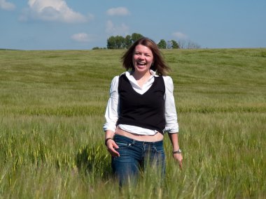 buğday alanında güzel çekici genç mutlu kadın kız