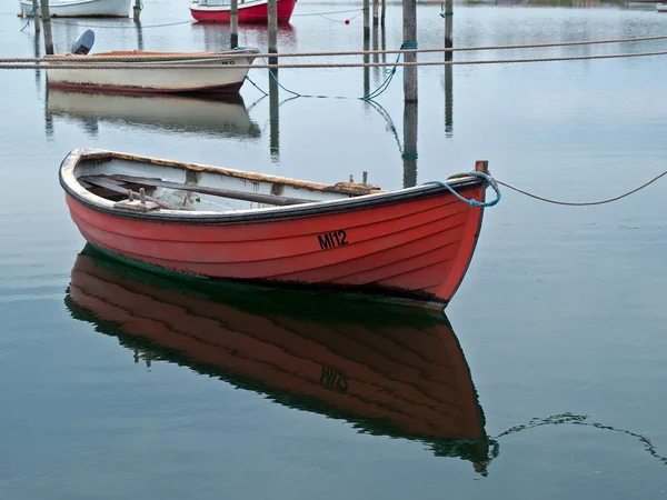 Малі рибальські човни в гавані — стокове фото