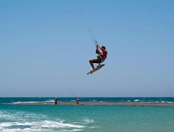 Διοικητικό Συμβούλιο kite surfing πετούν υψηλή — Φωτογραφία Αρχείου
