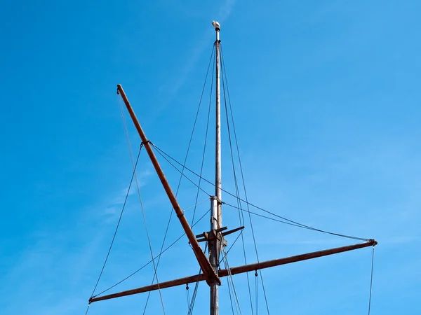 Traditionele houten mast van een oude vintage zeilboot — Stockfoto