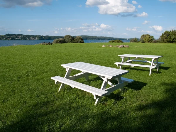 Picknicktische im Freien — Stockfoto