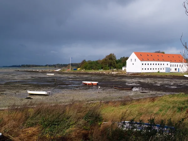 Mansão grande fazenda pelo mar Funen Dinamarca — Fotografia de Stock