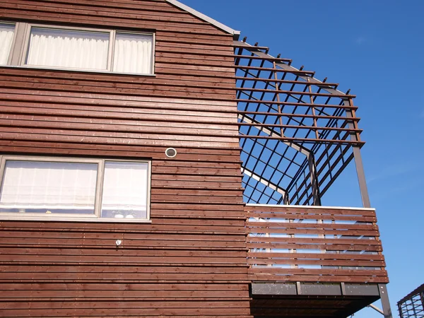 Casa de madeira moderna — Fotografia de Stock