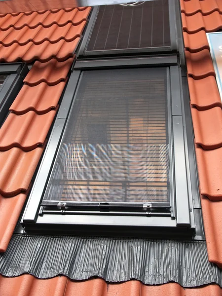 Moderna vertikala takfönster — Stockfoto