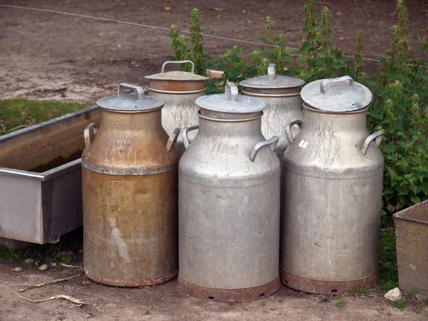 Leche latas jarras en una granja —  Fotos de Stock