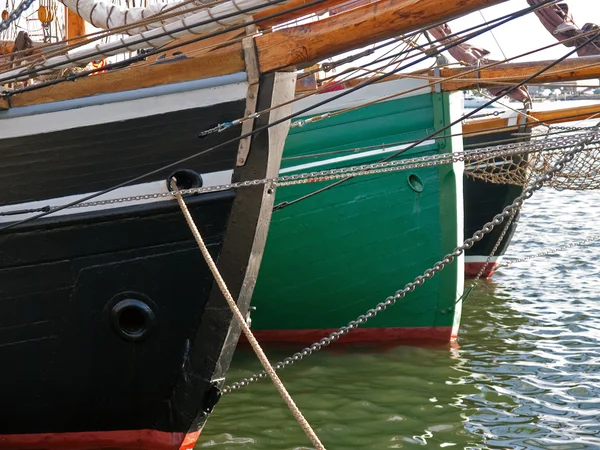 Bunte Garnelen traditioneller Holzsegelboote — Stockfoto