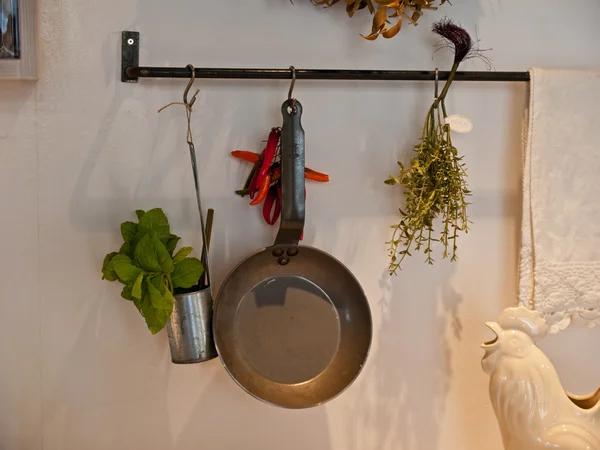 掛かる鍋および鍋が付いている台所装飾 — ストック写真