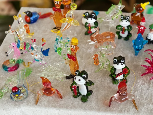 Färgglada vackra glas djur figuriner — Stockfoto