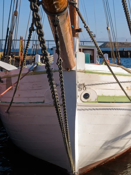 A hagyományos, fából készült vitorlás hajó orra — Stock Fotó