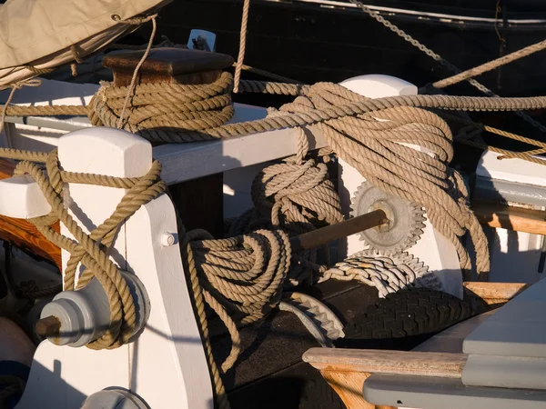 Мотузки на вітрильному човні — стокове фото