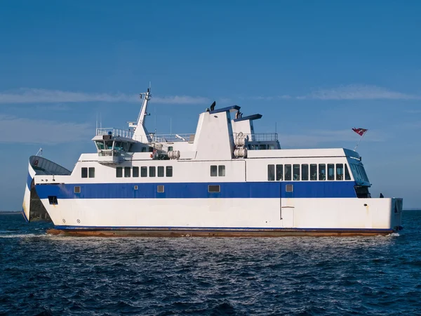 Barco de ferry de tamaño mediano — Foto de Stock