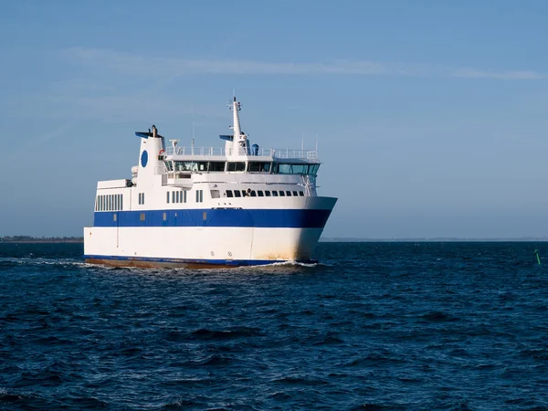 Barco de ferry de tamaño mediano — Foto de Stock