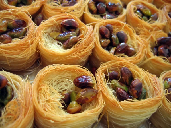 Baklawa orientalnych słodyczy arabskich - świeżo upieczony — Zdjęcie stockowe