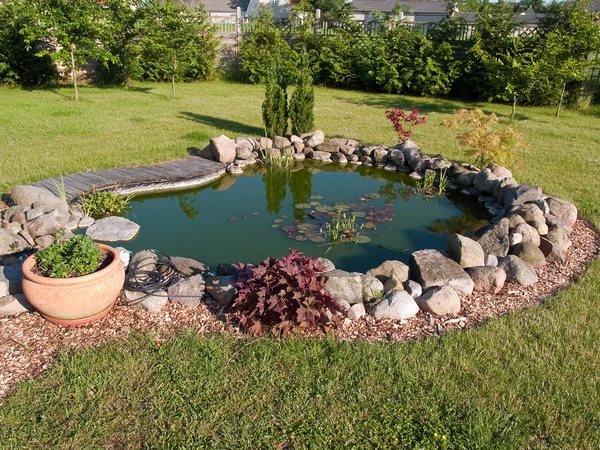 Krásný klasický zahradní rybník Stock Obrázky