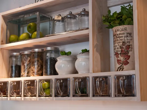 Gyönyörű klasszikus konyha polcok és állvány fűszerek Stock Kép