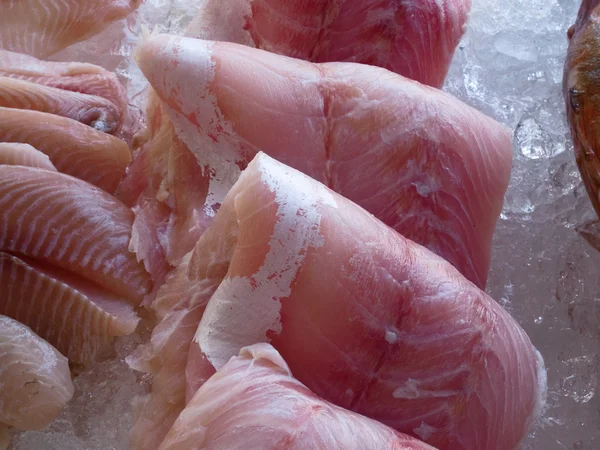 新鮮な魚介類の魚の切り身の表示 — ストック写真