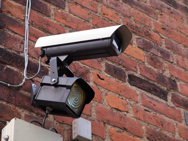 Beveiliging camera van het toezicht op de hoek van een gebouw — Stockfoto