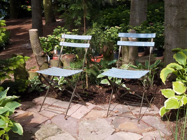 Mooie tuin zitplaatsen voor twee — Stockfoto