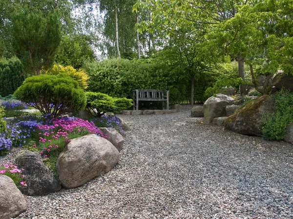 Schöner Garten romantische Sitzecke — Stockfoto