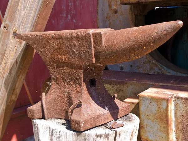 Старый кузнечный наковальня — стоковое фото