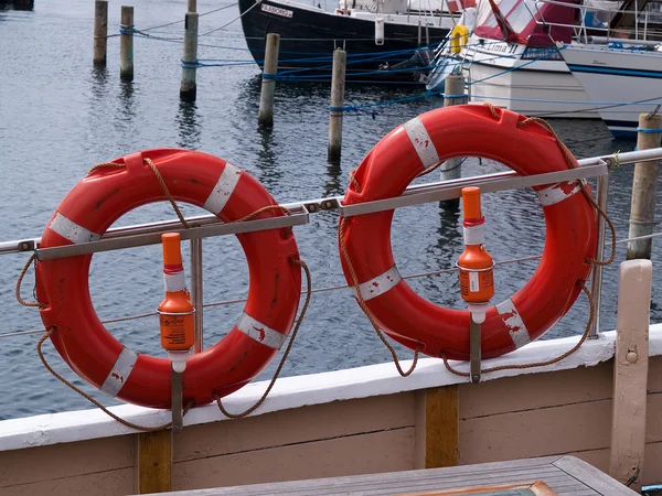 Спасательные средства и аварийные огни на судне — стоковое фото