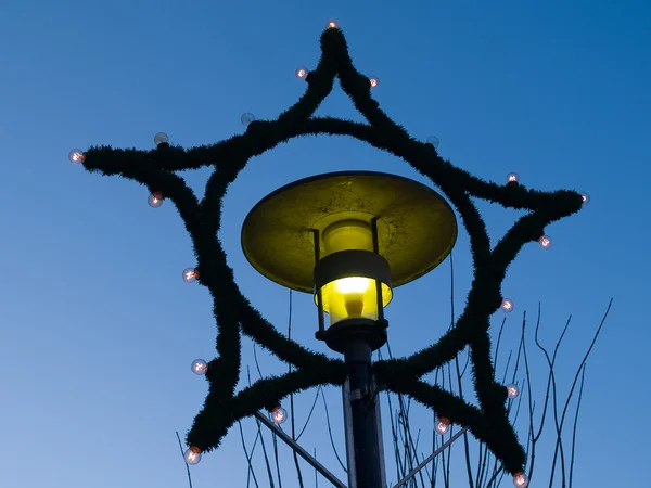Венок уличной лампы, украшенный на Рождество — стоковое фото