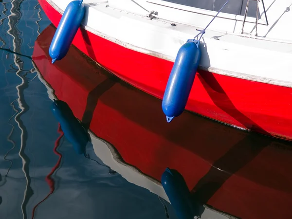 Reflektion av yacht i vatten bakgrunden — Stockfoto