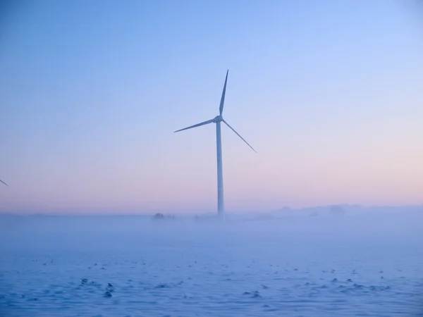 Ветряные мельницы альтернативной энергии в снегу — стоковое фото