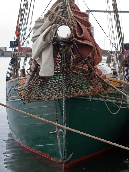 Bug eines traditionellen Holz-Segelbootes — Stockfoto