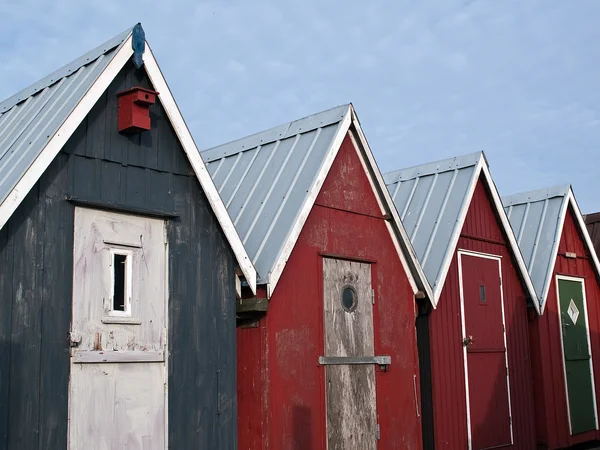 Schöne rote Fischerhütten an der Küste — Stockfoto