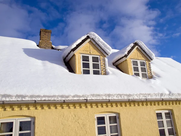 Taket täckt med vinter snö — Stockfoto