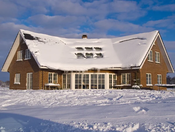 Mooie moderne huis thuis in de winter — Stockfoto