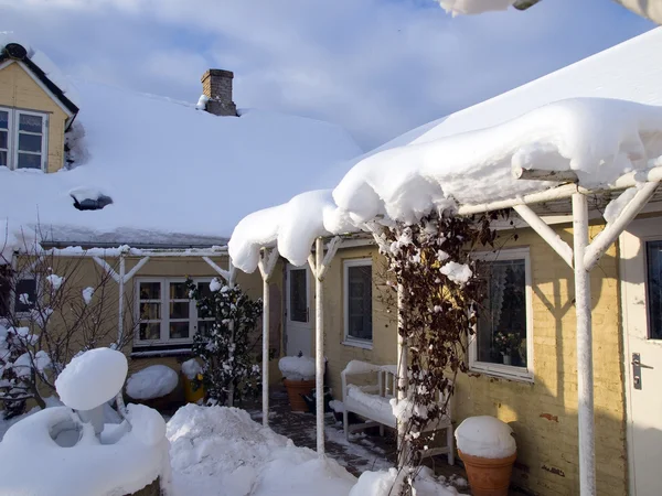 Hermosa casa de campo en invierno —  Fotos de Stock