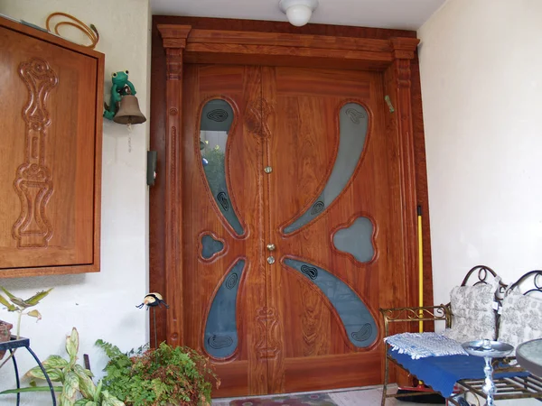 Mooie decoratieve hand gesneden houten glazen deur — Stockfoto