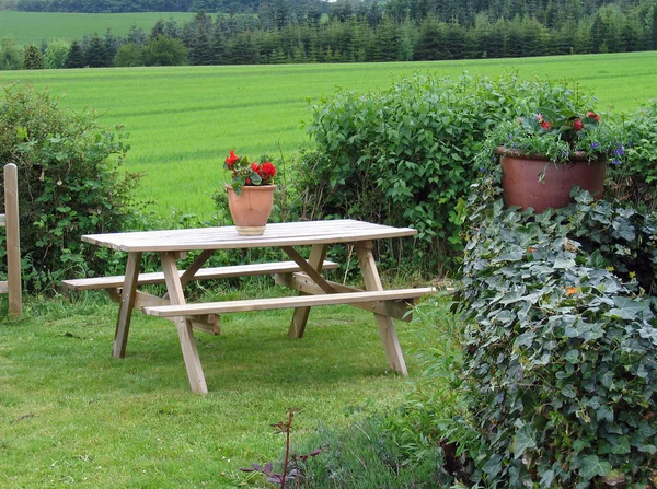 Drewniane meble ogrodowe - biorący odpoczynek — Zdjęcie stockowe