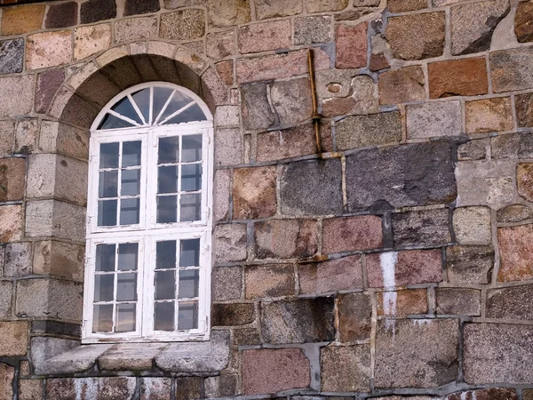 Okno a kamenné zdi kostela — Stock fotografie