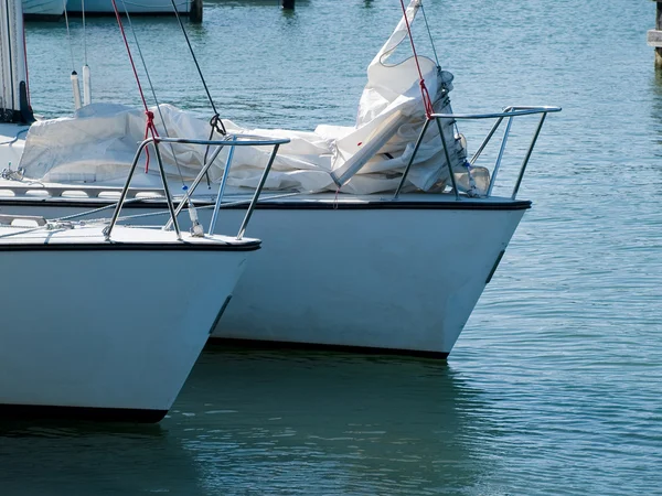 Bateaux à voile yachts prêts à naviguer — Photo