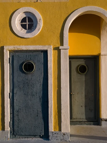Oude kleurrijke houten deuren — Stockfoto