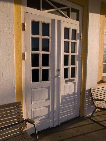 Классическая традиционная деревянная дверь — стоковое фото