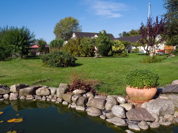 Schöner Garten mit Teich — Stockfoto
