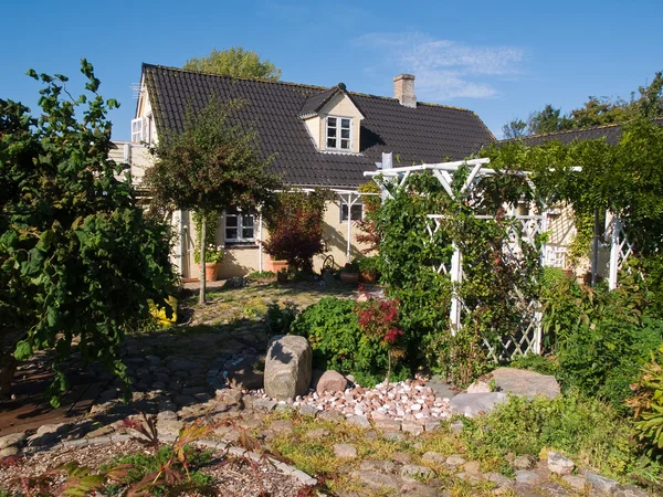 Jarda dianteira paisagística de um jardim de casa — Fotografia de Stock