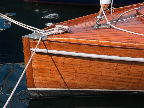 Класична красива дерев'яна вітрильна яхта — стокове фото
