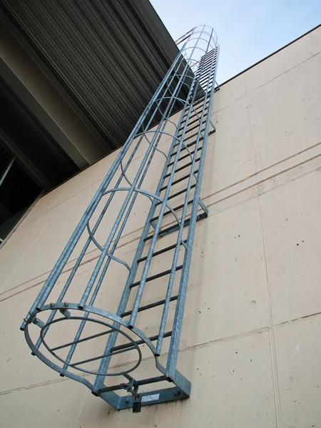 Escada de fuga de emergência de fogo — Fotografia de Stock