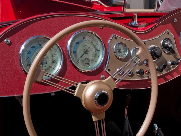 Oude klassieke vintage sport autodashboard — Stockfoto