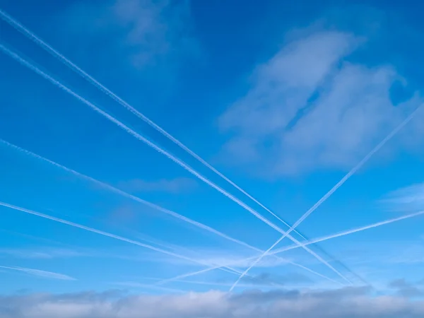 Cielo de cruce aéreo con chorros sigue el tráfico — Foto de Stock