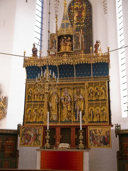 Mooi gedecoreerde kerk altaar — Stockfoto