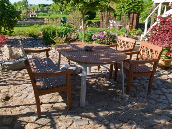 Bir veranda içinde resmi bahçe mobilyaları — Stok fotoğraf