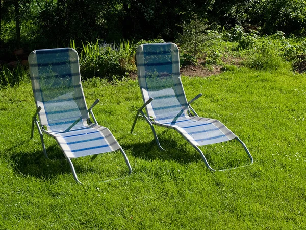 Piękny ogród siedzenia na dwa fotele — Zdjęcie stockowe