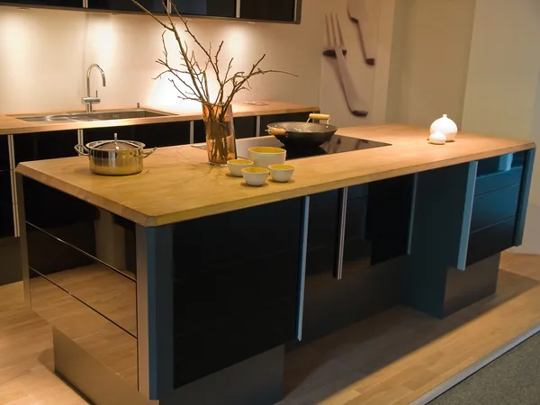 Современный модный дизайн черной деревянной кухни — стоковое фото