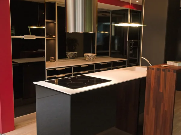 Moderne trendige Design schwarz-weiße Küche — Stockfoto